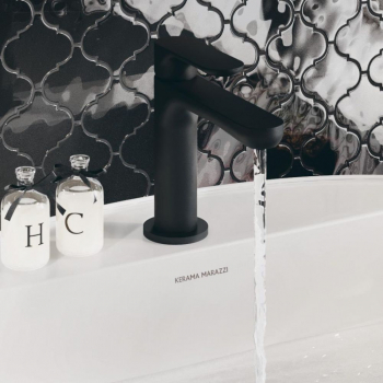 Смеситель для раковины OLE однорычажный без донного клапана 3/8, матовый черный